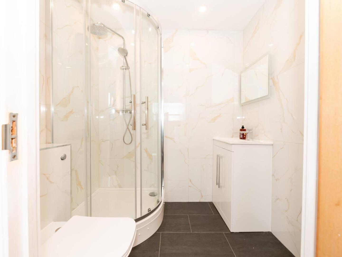 Peaceful Stylish Oasis 2 Minutes From Station Pass The Keys * Feltham