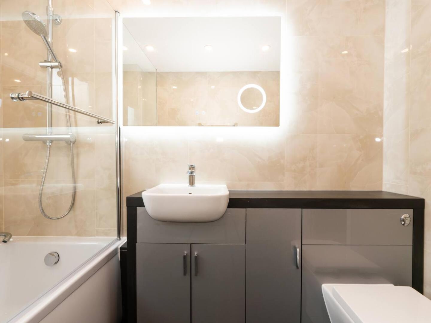 Peaceful Stylish Oasis 2 Minutes From Station Pass The Keys * Feltham
