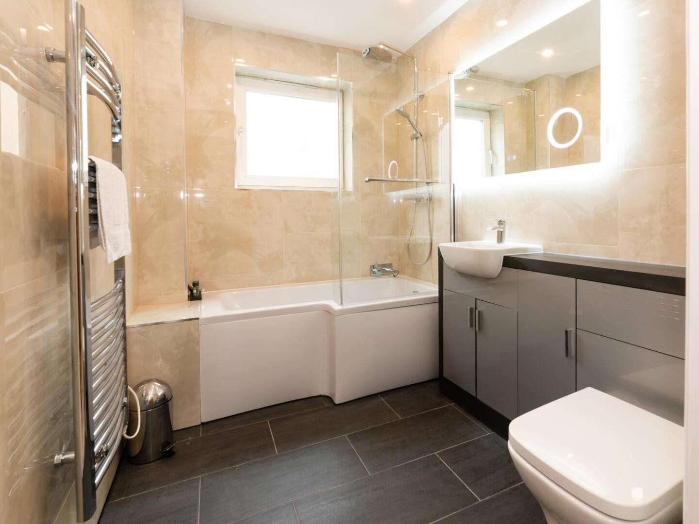 Peaceful Stylish Oasis 2 Minutes From Station Pass The Keys Apartment Feltham
