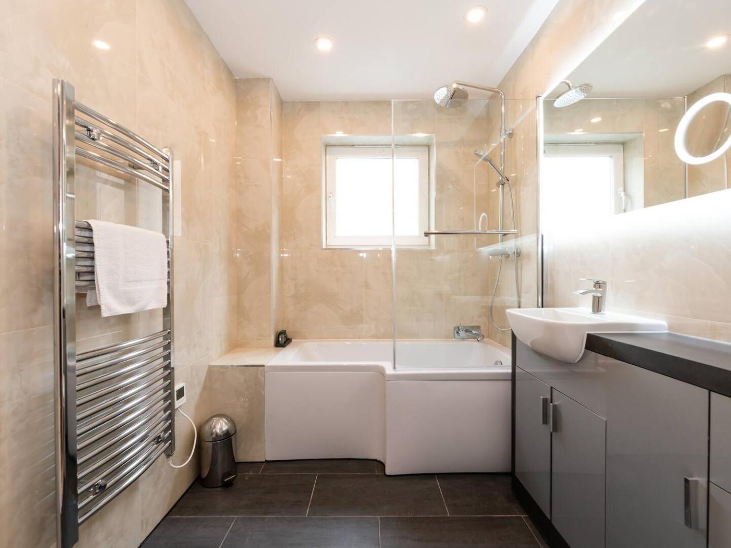 Peaceful Stylish Oasis 2 Minutes From Station Pass The Keys *