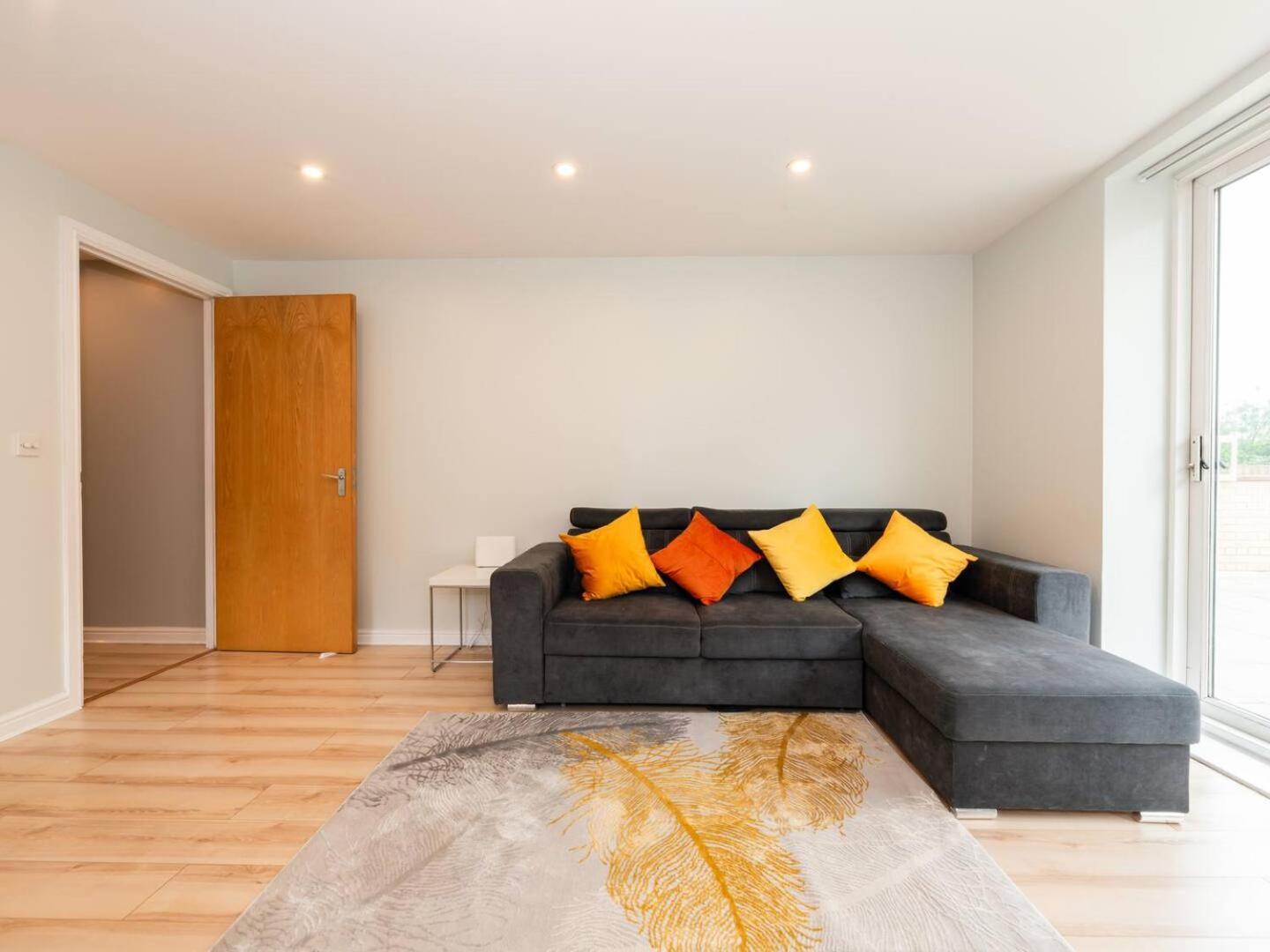 Peaceful Stylish Oasis 2 Minutes From Station Pass The Keys Apartment Feltham