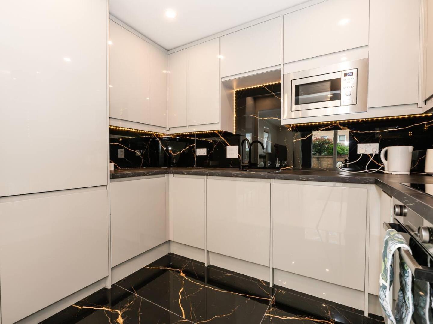Peaceful Stylish Oasis 2 Minutes From Station Pass The Keys Feltham
