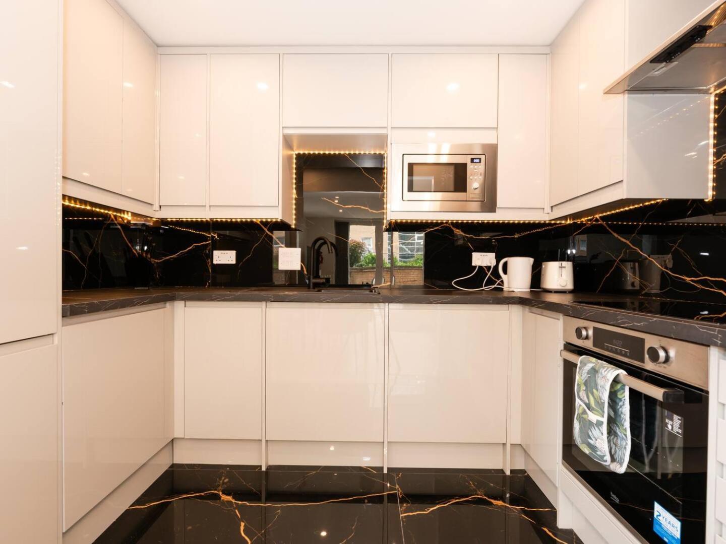 Peaceful Stylish Oasis 2 Minutes From Station Pass The Keys Apartment